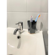 KUBEK ŁAZIENKOWY CZARNY Z PODSTAWKĄ BAMBUSOWĄ